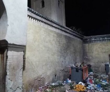 فاس.. تحويل محيط مسجد الزليج بحي الرصيف إلى مزبلة في غياب تام للجهات المعنية