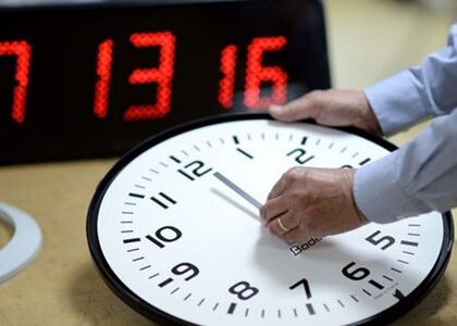 الرجوع إلى الساعة القانونية للمملكة عند حلول الساعة الثالثة صباحا من يوم الأحد المقبل