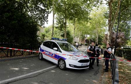 فرنسا .. شخص مدرج على قوائم المراقبين أمنيا يقتل والدته وشقيقه و يصيب شخصا ثالثا