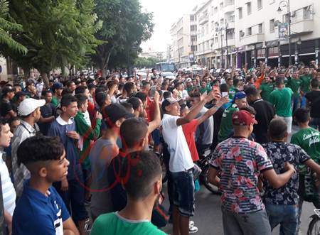 إلترا بريكاد وجدة يحتجون على حرمان المولودية من الجمهور، ويطالبون برحيل والي الجهة