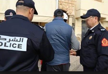 البيضاء .. مواطنون يوقفون شرطي حاول الفرار من فيلا سكنية عن طريق التسلق