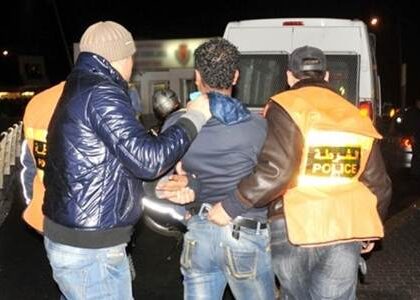 طنجة .. شرطي يشهر سلاحه لتوقيف عشريني ارتكب العنف ضد والده و هدد الشرطة بالسلاح الأبيض