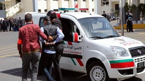 الرباط .. توقيف سائق سيارة أجرة يحمل 12 ألف قرص مخدر في السيارة وكمية من الشيرا