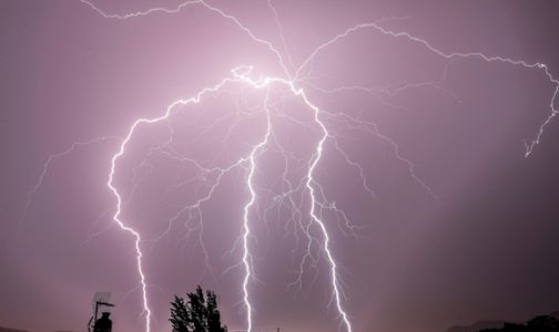 زخات رعدية محليا قوية اليوم الخميس بعدد من أقاليم المملكة