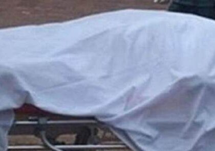 سائق سيارة أجرة صغيرة يعرض زميله للقتل و يلوذ بالفرار و الشرطة تتعقبه