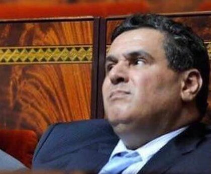 أخنوش يتوعد بإعادة تربية من ينتقدون مؤسسات الدولة، و محامٍ اعتبر تصريحه خطير