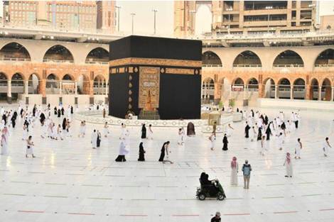 المعتمرون يعودون إلى مكة بعد ركود الحركة بسبب كوفيد-19