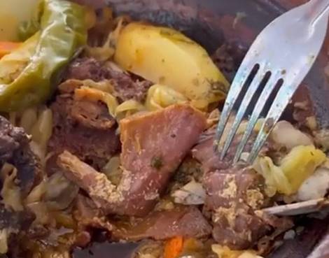 إغلاق مطعم بأزيلال بع انتشار مقطع فيديو يبين أنه يقدم للزبائن “طاجين“ به الديدان