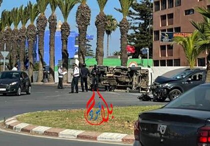الجديدة.. حادثة سير بمدارة المركب الثقافي أدت إلى انقلاب شاحنة صغيرة