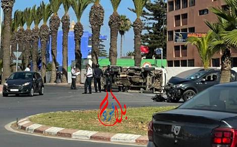 الجديدة.. حادثة سير بمدارة المركب الثقافي أدت إلى انقلاب شاحنة صغيرة