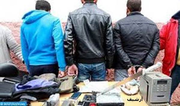 توقيف خمسة أشخاص كانوا يترصدون ضحاياهم حتى يخرجون من البنك ويسلبونهم المبالغ المالية الكبيرة