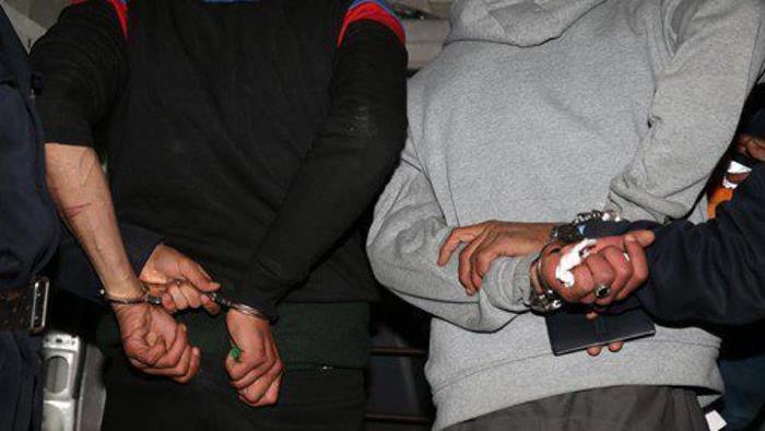 توقيف شخصين قاما بالسرقة من داخل محل تجاري بعد توثيق ذلك عبر فيديو