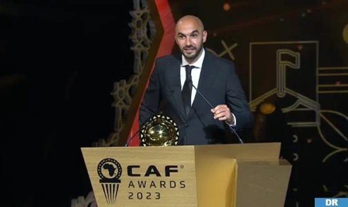 وليد الركراكي يفوز بجائزة أفضل مدرب إفريقي و ياسين بونو، بجائزة أفضل حارس مرمى