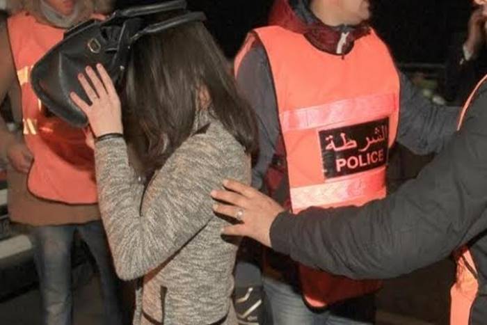توقيف جزائري بعد ضبط زوجته متلبسة باستعمال جهاز إلكتروني للسرقات من داخل السيارات