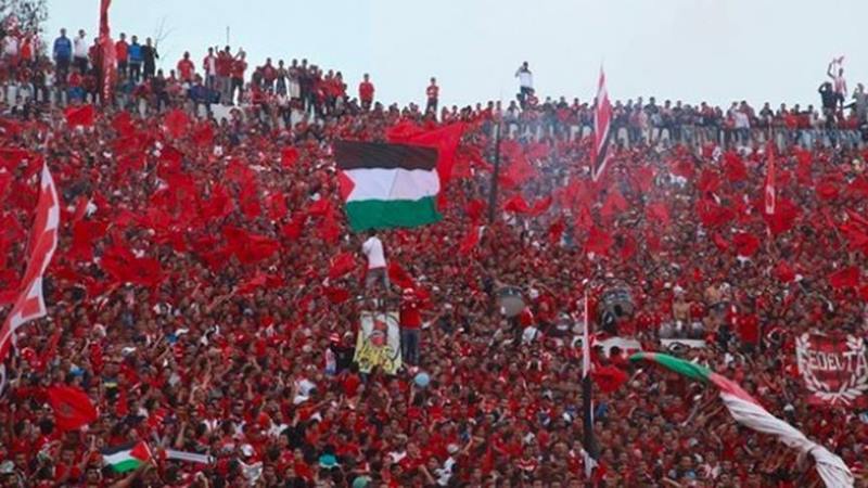 جمهور الوداد المغربي يتضامن مع الصحفي الفلسطيني وائل الدحدوح