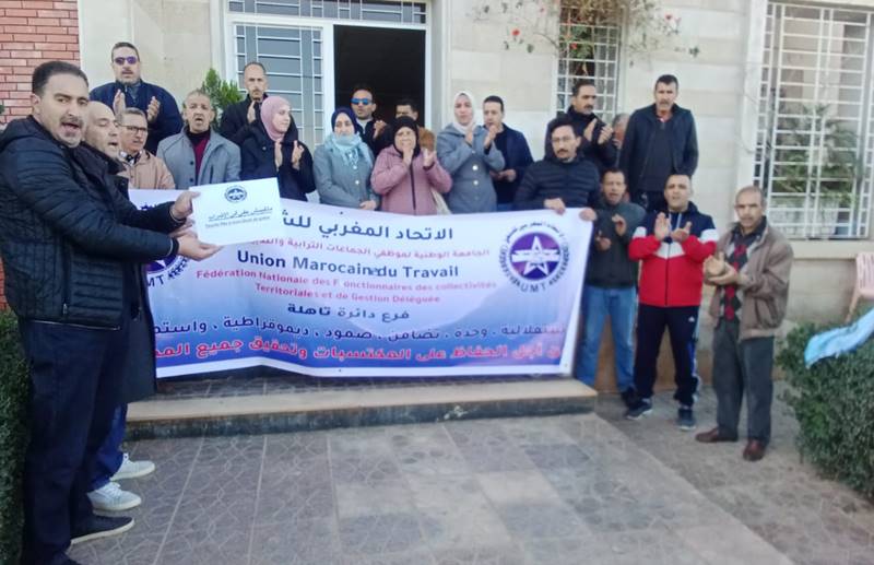 تازة.. الموظفون ضحايا عملية الاقتطاع من الأجر بجماعية الصميعة ينددون بالخطوة و يهدون بالتصعيد