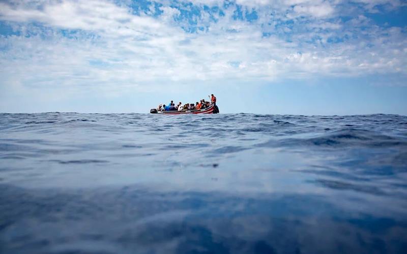 العثور على جثث ثلاث نساء على قارب مهاجرين نفذ منه الوقود على ساحل المتوسطي
