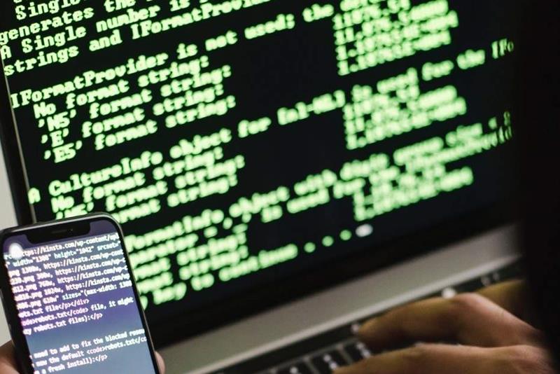 واتساب تتهم شركة باراغون الإسرائيلية باختراق هواتف 100 صحفي وناشط