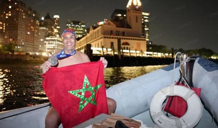 السباح المغربي حسن بركة يحقق إنجاز السباحة حول محيط جزيرة مانهاتن بأمريكا