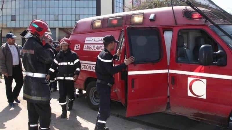 شخص يسكب مادة قابلة للإشتعال على شخص آخر و يضرم فيه النار