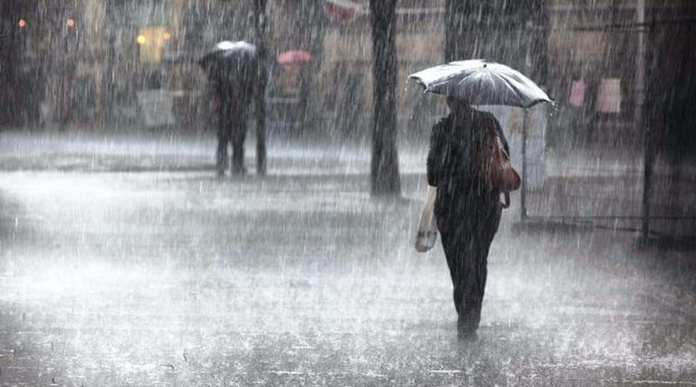 أمطار قوية ورياح عاصفية الأربعاء والخميس بعدد من المناطق