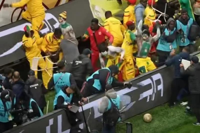 لجنة الانضباط بـ CAF تصدر عقوبات صارمة في أحداث نهائي كأس أمم إفريقيا بين السنغال و المغرب