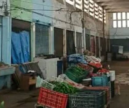 السوق المغطاة بتازة يتحول إلى خراب و الباعة الجائلين يحتلون الشوارع و الأزقة