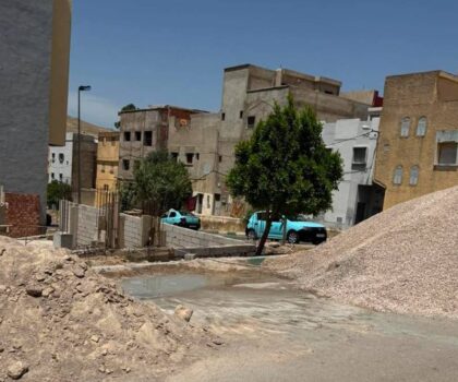 تازة.. معاناة ساكنة حي الأمل من الفوضى والعشوائية في استغلال الملك العمومي