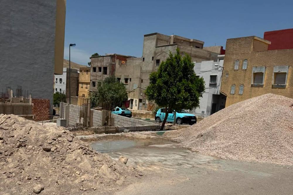 تازة.. معاناة ساكنة حي الأمل من الفوضى والعشوائية في استغلال الملك العمومي
