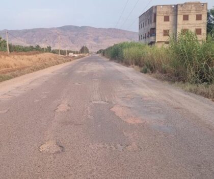 طريق سوق السبت دار الشمس ببني عياط تهدد سلامة مستعمليها و الجهات المسؤولة لاتبالي