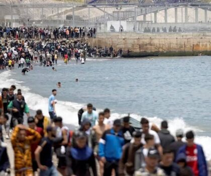 قرابة 60 ألف عبروا إلى سبتة و 34 لقوا حتفهم و قوات الأمن المغربية توقف 30 شخصا وتنديد أوروبي