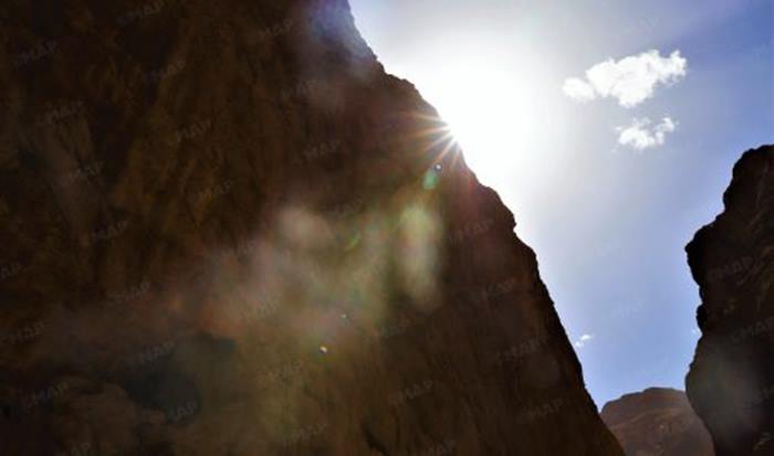 زخات رعدية وطقس حار اليوم الجمعة وغدا السبت بعدد من المناطق