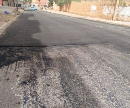 سطات.. مواصلة عملية أشغال تزفيت وصيانة شوارع وأزقة المدينة